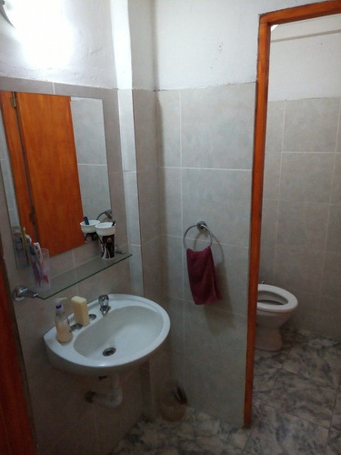 Venta Local Con Renta. Sarmiento Y Colon. Con Zotano-patio-persiana.