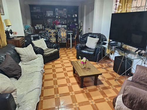 Casa Esquina En Venta De 5 Dorm. En Estación Central,