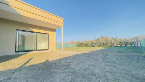 Imagen 1 de 30 de Casa 4 Ambientes Venta Santa Elena Pilar Del Este