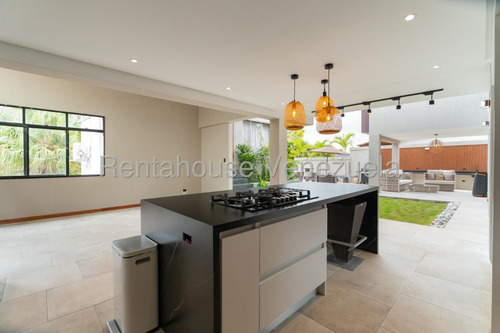 Ss: Vende Casa 25-19995 En Prados Del Este De 550 M2, 4h/5b/3pe