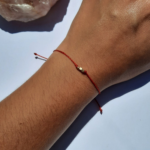 Imagen 2 de 6 de Hilo. Pulsera Roja De Protección Con Cuentas De Bronce.