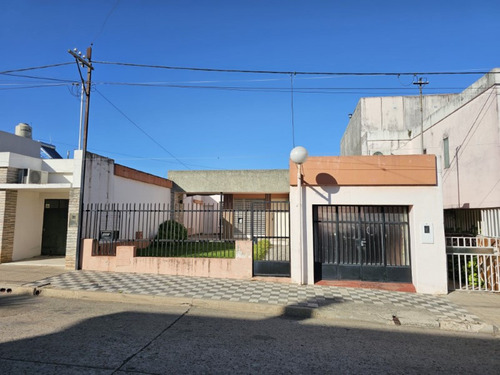 Casa De Tres Dormitorios, Un Baño, Amplio Jardín. Ubicación Excepcional, San Martin Entre Junin Y Velez Sarsfield