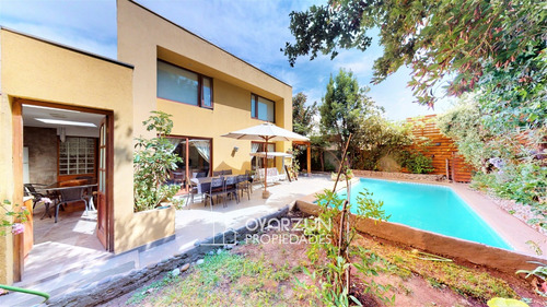 Casa En Venta En Condominio De 4 Dormitorios 4 Baños 2 E