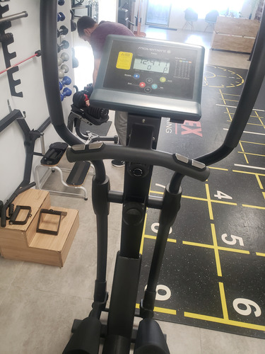 Elíptico Profissional Movement Lx 140 Preto (Usado)