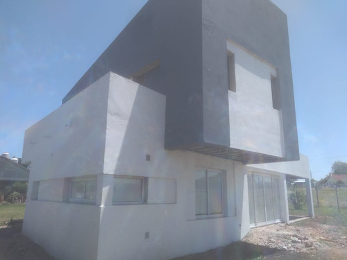 Imagen 3 de 14 de En San Eduardo Chapadmalal, Gran Casa A Terminar De 4 Ambientes, 150 M2 Cubiertos, A 3 Cuadras Del Mar