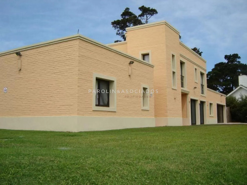 Casa En Venta De 4 Dormitorios En Golf, Punta Del Este.   