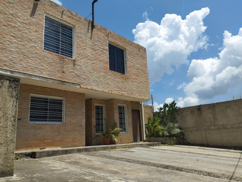 Casa Bosques De La Lagunita