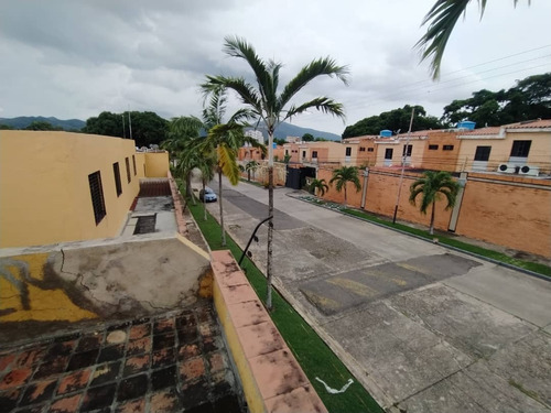 Sky Group, Vende Townhouse En Mañongo. Conjunto Res.  Mangos Village Ii. Jose R Armas.  Plth-223