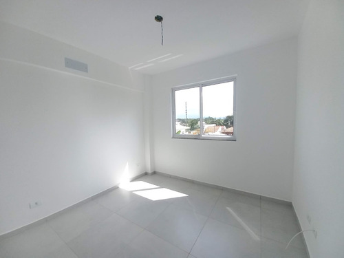 Vende Apartamento De 3 Quartos, Com 1 Suíte E 2 Vagas De Garagens Cobertas