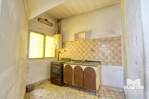 Casa 3 Ambientes Con Cochera Para Mejorar. Zona Comercial.