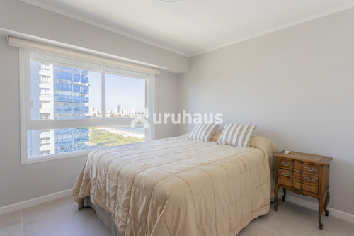 Venta Apartamento Tres Dormitorios Playa Mansa Primera Linea Edificio Coral Tower