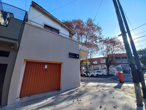 Venta Casa Lote Propio Con Garage Cubierto Y Local En Esquina 2 Plantas Con 2 Terrazas Tiene 166 M2 Cubiertos. A 3 Cuadras Parque Sarmiento Y Av Balbin, 4 Cuadras Av Gral Paz Y A 3 Cuadras Av Parque