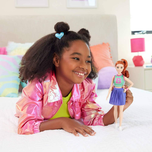 Boneca de praia verde Barbie Fashionista e saia roxa