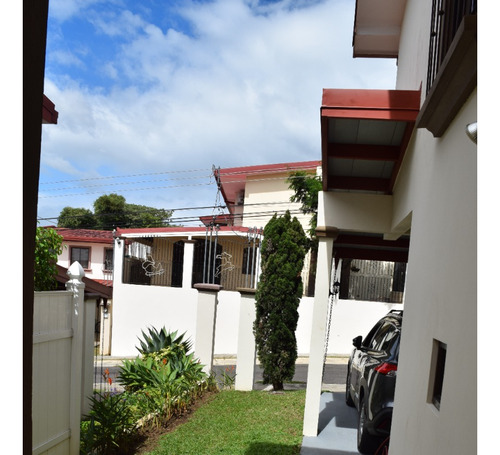 Alquilo Casa En Condominio Vila De La Colina, En Excelente Estado De Conservación Con Patio Amplio Y Hermosa Terraza