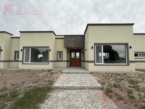 Venta De Casa 5 Ambientes En Everlinks, Lujan, Con Pileta Apta Crédito