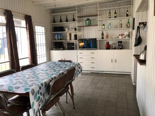 Casa En Venta - 2 Dormitorios 1 Baño - 200mts2 - Castelar