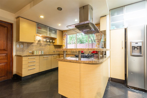 Casa En Venta De 4 Dorm. En Las Condes