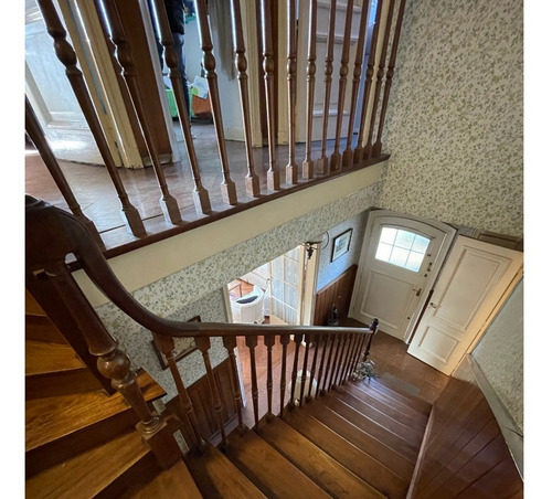 Imagen 15 de 25 de Mitre 1463, Entre Drummond Y Av. Espora, Adrogué Chalet De Estilo Distribuido En Dos Plantas Y Desarrollado Sobre Doble Lote En Inmejorable Ubicación