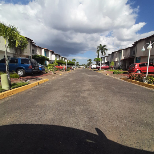 Se Vende Hermoso Th En La Urb Bello Campo Ve02-1391zn-yabi