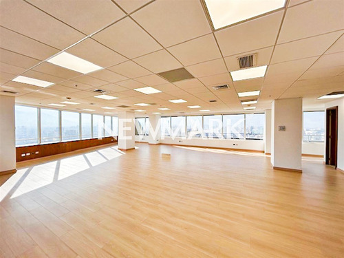 Gran Oficina Remodelada En Espectacular Barrio Financiero