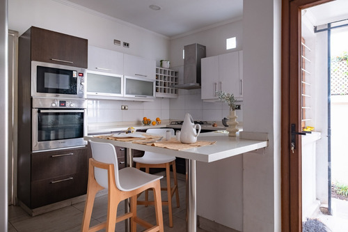 Casa Con 527 M2 De Terreno, Remodelada, Piscina, 5 Dorm.
