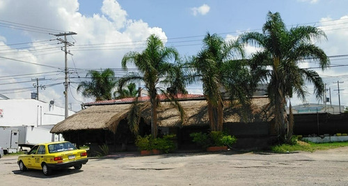 Local Comercial Sobre La Carretera Libre Celaya - Querétaro En Esquina