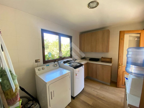 Casa En Venta De 5 Dorm + Estar Y Subt. En Las Brisas Co