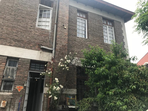 Casa En Venta En Pasaje Cerrado, Excelente Estado !!