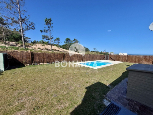 Casa En Venta A Estrenar En Punta Colorada, Piriápolis. Con Piscina, A 250 Metros De La Playa.