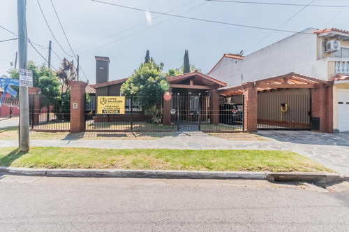 Imagen 2 de 30 de Casa 4 Ambientes, Con Quincho Y Piscina . Ciudad Evita. Posible Financiación Parcial.