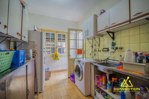 Casa 6 Ambientes En Venta. Banfield Con Pileta