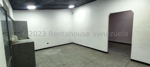 Local Comercial En Venta En Las Mercedes Cabudare Consta De 3 Locales En Uno Con Maravillosa Distribución, Área De Cocina, Oficina Y Un Baño Gabriela C.