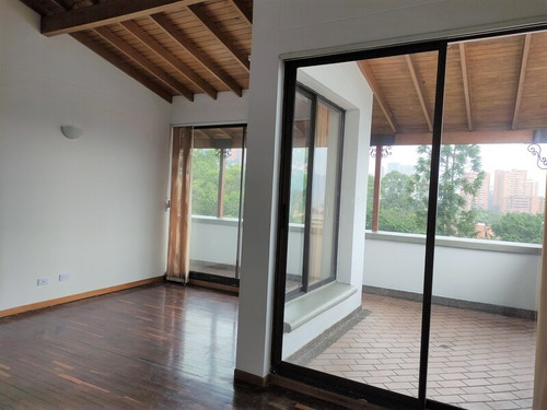 Apartamento En Arriendo Ubicado En El Poblado Sector La Visitacion (24073).