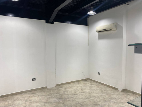 El Alquiler Local De 24 M2 , En Barcelona C.c.camino Real Barcelona