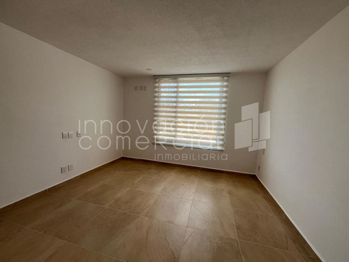 Casa En Renta En Distrito Sophia De 3 Niveles