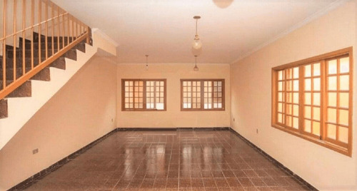 Vendo Casa Assobradada Com Planta Moderna, Com Iluminação Natural, Arejada E Aceita Financiamento Bancário.