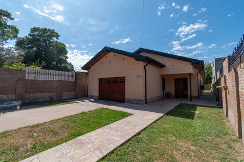 Casa De 3 Dormitorios Con Cochera En Villa Amelia