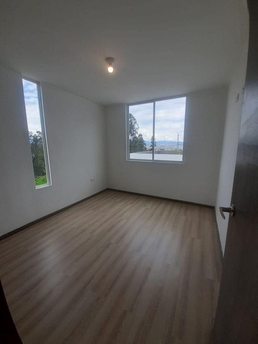 Linda Casa Nueva X Estrenar Esquinera En Ibarra, Se Puede Recibir Carros X Parte De Pago, Sector Muy Seguro Y Tranquilo