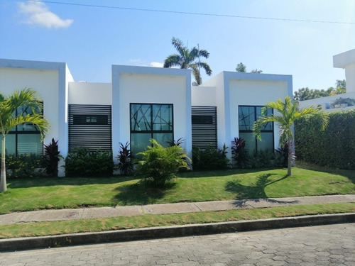 Moderna Casa Para Estrenar Con Piscina Privada