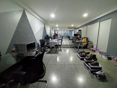 Se Venden 2 Locales Comerciales En La Avenida Bolívar Sur ( Av. Las Ferias) En El Edificio Impera . Minerva K