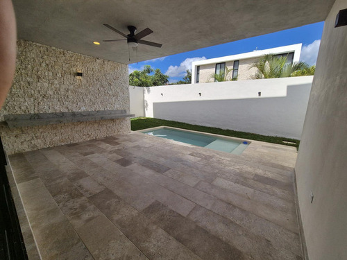 Residencia En Venta, Completamente Lista En Privada Con Casa Club De Lujo!