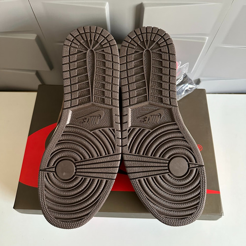 Tenis Air Jordan 1 Low Travis Scott Mocha 41 (Usado)