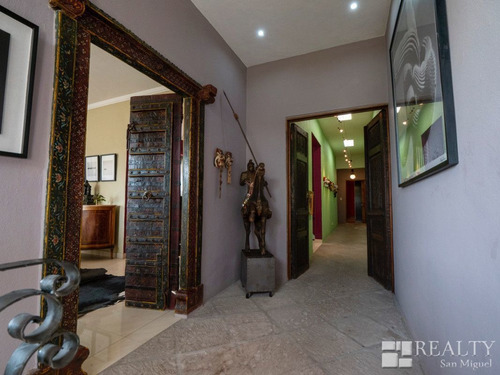Imagen 10 de 23 de This Home Is Alive With Color, Light, And Artistic Details!