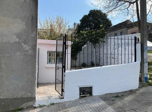 Oportunidad! Vendo Casa De 2 Dormitorios Y Frente, Para Entrar O Reciclar, Ubicada En El Cerro, Acepta Banco.