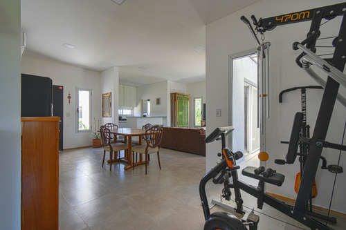 Venta Casa Pb 4 Ambientes Barrio San Lucas