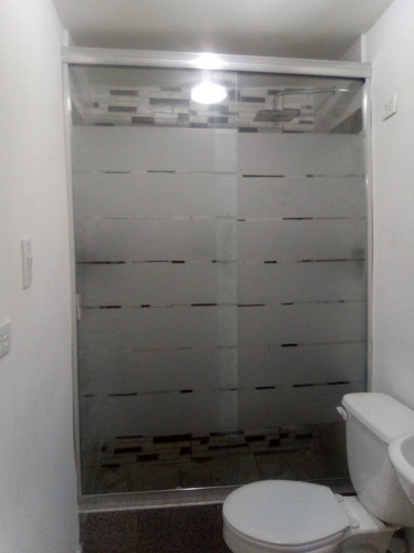 Imagen 7 de 7 de Puertas Para Ducha En Vidrio Transparente Y Esmerilado.