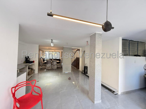 Hermosa Casa Quinta De 2 Niveles En Venta Ubicada En Alto Prados Del Este 25-17674