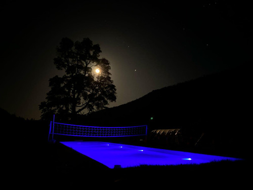 Hermoso Camping Con Complejo De Dormís Y Piscina