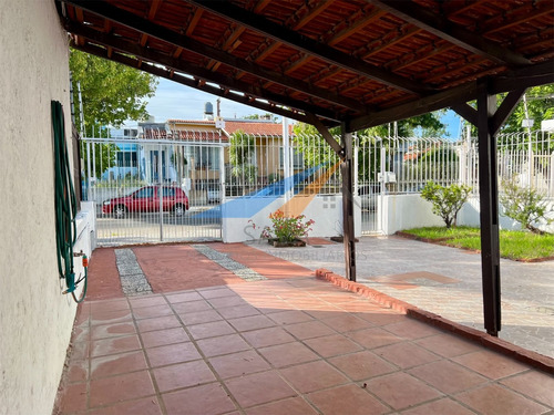 Venta Casa 1 Dormitorio Op. 2 En Parque Batlle. 166 M². Patio. Cochera!