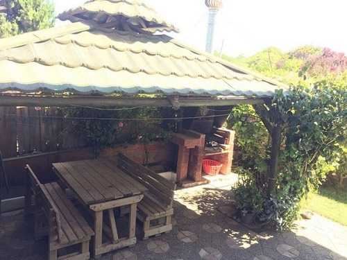 Imagen 2 de 3 de Casa Grande Con Quincho Y Piscina Cercana A La Playa.